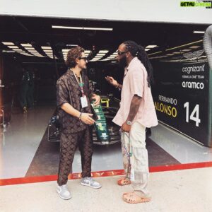 Lou-Pascal Tremblay Instagram - Ce week-end, j’ai vraiment compris ce qu’est la passion et le style qui sont propre à @peroni_ca - Depuis 1963, ils rehaussent la vie quotidienne et les occasions spéciales à la « Italian way » et offrent maintenant une variante 0.0% pour les moments qui comptent vraiment 🏎️ @astonmartinf1 #feelthepassioninside #peroniastroazzurro #ad