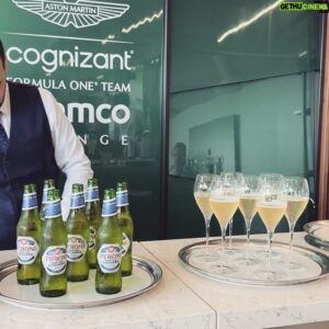 Lou-Pascal Tremblay Instagram - Ce week-end, j’ai vraiment compris ce qu’est la passion et le style qui sont propre à @peroni_ca - Depuis 1963, ils rehaussent la vie quotidienne et les occasions spéciales à la « Italian way » et offrent maintenant une variante 0.0% pour les moments qui comptent vraiment 🏎️ @astonmartinf1 #feelthepassioninside #peroniastroazzurro #ad