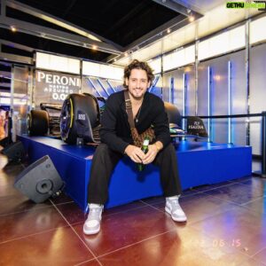Lou-Pascal Tremblay Instagram - Hier, avait lieu le coup d’envois de mon association avec @peroni_ca & @astonmartinf1 dans le cadre du Grand Prix de Montréal! Cette collaboration est le carrefour giratoire où se rencontrent plusieurs de mes passions : La course automobile, l’Italie et naturellement, la bonne bière! Si vous êtes de passage en ville pour la course, je vous suggère de faire un pit stop au « Peroni Nastro Azzuro 0.0% présente le Paddock » qui vous plonge dans un univers immersif soulignant passion et élégance, à l’image de ces deux marques reconnues. Vous aurez entre autre la chance de pouvoir y observer la voiture officielle de la flotte @astonmartinf1 😎 (1241 rue Sainte-Catherine Ouest, aucune réservation requise, 18  Ouvert dès maintenant et jusqu’à dimanche) #feelthepassioninside #ressentezlapassion #pub