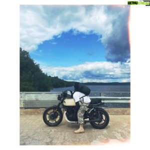 Lou-Pascal Tremblay Instagram - Avec les plus belles routes que j’ai ridé sur deux roues, @tourismelatuque n’aura pas seulement réussi à vider ma tank à essence 🤤🪫