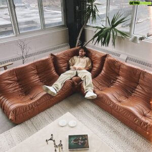 Lou-Pascal Tremblay Instagram - Another day, another couch 🌊