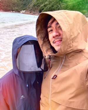 Louis Cheung Instagram - 我倆最近養成的新習慣
每朝30mins 同Mother Earth ❤️🌏好好親近一下

手拖手，行沙灘，傾吓偈
幸福其實就係咁簡單❤️✨

Love u ❤️

#grounding 
#唔係講笑 #真係好訓左 #好似舊電义得滿d
