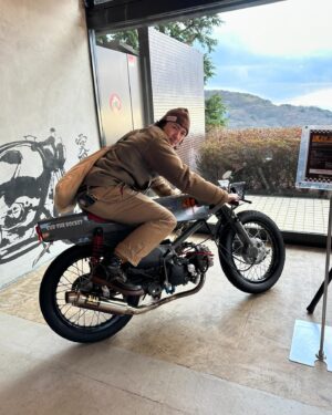Louis Cheung Instagram - 舊年差唔多依個時間
拍完《盜月者》，留咗係日本
bike Trip 🥹

希望有機會再去玩過🔥💪🏼

#travel #Japan #biker 
#harleydavidson #sakura