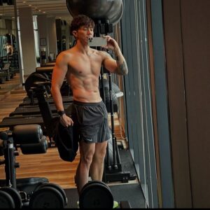 Louis Cheung Instagram - 今年父親節好特別
放假，早晚去健身室workout 
其餘時間留喺房睇劇本
基本上冇同人講過嘢🤷🏻‍♂️🤣
夜晚自己煮一餐cheat meal 獎勵吓自己
最近每一餐都係食烚雞烚蛋烚菜
終於有一啖熱嘅嘢放入口，覺得好感動🥹
不過為咗下一套戲嘅角色，仍然要努力💪🏼

今日係仔仔生日，可惜唔可以喺佢身邊同佢慶祝
眨吓眼就17歲😌不過你老竇仍然好健壯😏
第日出去玩，記得叫埋我😝

Happy birthday my boy ❤️Daddy loves you so much ✨
@jeffenette 

#fathersday