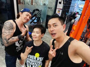 Louis Cheung Instagram - 諗諗吓好似第一次喺健身室撞到😂
真係要影返張相留念😝💪🏼

我認我機心好重，
第一張相，擺啱pose , 隻手老年咁大😂💪🏼 
@boscomine 
@brenda_lo_lo

@bc24hk