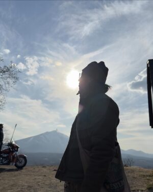 Louis Cheung Instagram - 舊年差唔多依個時間
拍完《盜月者》，留咗係日本
bike Trip 🥹

希望有機會再去玩過🔥💪🏼

#travel #Japan #biker 
#harleydavidson #sakura