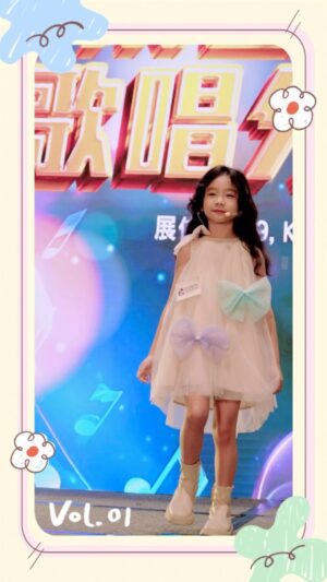 Louis Cheung Instagram - ☀️ 

終於有返啲陽光喇
@kakaball323 又出動去表演
今次仲自己一個上台表演唱歌添🥰👍🏻

好叻女完全冇怯場
仲好enjoy!🫶🏻

同大家分享少少片段
希望大家都享受呢個有陽光嘅星期日🙌🏻✨

@baronhongkong