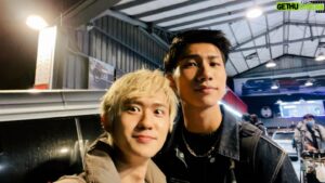 Louis Chiang Instagram - 回到3/26，當天對於這輩子的目標只剩下把那場戲演好，生命會在這刻一分為二，非生即死，還好在這個宇宙裡我是生。

這過程中，我們不斷把自己推向高峰抑或是未知，必須在更衣的同時拿著劇本，雖然知道自己沒辦法在那時候專心，有可能更多慮，仍想多一分一秒更靠近角色。「請艾迪到現場。」副導說，我把劇本往桌上一丟，咚咚咚地踩著鋁梯往上，我知道一開陳毅房門後我就是艾迪了，出現在我眼前的那個人也得是陳毅，而他已經是。

實際上這場戲對我來說是沒有真正排練過的（如果試動作不算排戲的話），我不知道他怎麼想，或需要什麼，我相信他也同樣困惑，甚至也沒了心思逐一確認任何事。

戲開始了。

最近的我常懷疑自己是否信任過任何人和事，畢竟，沒有什麼事情是絕對的，但如今想起來，我知道在那場戲裡，我們完全相信彼此，也只有彼此，謝謝你 @nat.chen_10 ，這是一個很棒的里程碑。

#奇蹟降臨 #kisekideartome #陳艾cp #奇蹟第九集