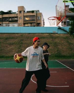 Louis Chiang Instagram - 原本也沒打算做什麼，想趁天氣好跑到河邊曬曬太陽，但秋天太陽下得早，已經沒什麼光，倒是看見籃球場有阿伯在打球，有長輩緣的 @nat.chen_10 負責跑去借球，以解我們的籃球之約，他硬誇了幾句，像是協調不錯，諸如此類的。

📷 @ting___7