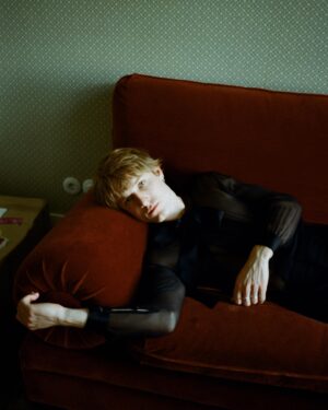 Louis Hofmann Instagram - Draw me like one of your French girls // getting ready for @ysl by @anthonyvaccarello in Berlin 

photos by @miriam_marlene 
Grooming by @goldig