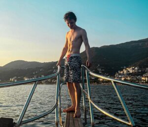 Actor Louis Hynes HD Instagram Photos and Wallpapers August 2023