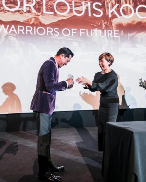 Louis Koo Instagram - #明日戰記 獲選為今屆倫敦東亞電影節閉幕禮電影，我更親身飛往倫敦出席電影節。好榮幸獲大會頒發「亞洲影壇傑出成就獎」令我更有信心去創作不同題材的好電影。

《明日戰記》是我做科幻片的第一步，希望未來有更多時間帶俾大家更多好的電影。」

當晚映後另一個驚喜就係重遇《五個小孩的校長》中飾演「珠女」的王詩雅，當年只有四歲的她如今已經亭亭玉立。現時正在英國讀書的她，當日跟媽媽一同出席《明日戰記》特別場，她說「難得跟『東東哥哥』相聚感到非常開心。」

#明日戰記 #WarriorsOfFuture | 領銜主演 #古天樂 #LouisKoo #劉青雲 #SeanLau #劉嘉玲 #CarinaLau 主演 #姜皓文 #PhilipKeung #謝君豪 #TseKwanHo 友情客串 #張家輝 #NickCheung | 總監製 古天樂 | 導演 #吳炫輝 | 監製 #鄧維弼 | 電影主題曲 #明日之明日 | #天下一電影 #OneCoolFilm | #並肩作戰 #香港電影史上華語片票房第一位 #倫敦東亞電影節 #leafilmfest

@warriorsoffuturemovie 
@onecoolpictures 
@leaff_official 
@cathay