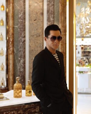 Louis Koo Instagram - 與 @guerlain 合作多年，終於有機會嚟到法國香榭麗大道總店 🗼
參觀咗有關 Bee Bottle 嘅展覽 'Chère Eugênie.. ‘ ，了解到品牌如何以呢一支香水成功令一位皇后解決長年嘅頭痛問題，再從而瘋魔整個歐洲皇室貴族嘅故事。

店內仲有好多珍藏香水，每件都是藝術品，稀有珍貴，令人目不暇給。我都想私藏1-2支返屋企擺下，問問品牌PR有冇折先？😏

再次感謝 Guerlain 是次邀請，法國之旅更多精彩花絮之後送上 🐝

@Guerlain #Guerlain #GuerlainHK #GuerlainFragrance #BeeBottle #FlaconAuxAbeilles #SavoirFaire #LouisKooInParis