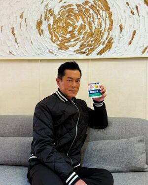 Louis Koo Instagram - 過兩日就係每年香港盛事渣打馬拉松賽, 我同撒隆巴斯一齊全力支持各位參賽者, 希望各位跑出好成績! 跑完對自已好啲, 記得用撒隆巴斯產品, 舒緩跑步後產生嘅肌肉痛楚或疲勞喇!

#香港撒隆巴斯 #撒隆巴斯 #香港連續4年銷量第一 #Salonpas #HKsalonpas #2024 渣打馬拉松 #2024渣馬 #日本製造
