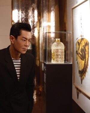 Louis Koo Instagram - 與 @guerlain 合作多年，終於有機會嚟到法國香榭麗大道總店 🗼
參觀咗有關 Bee Bottle 嘅展覽 'Chère Eugênie.. ‘ ，了解到品牌如何以呢一支香水成功令一位皇后解決長年嘅頭痛問題，再從而瘋魔整個歐洲皇室貴族嘅故事。

店內仲有好多珍藏香水，每件都是藝術品，稀有珍貴，令人目不暇給。我都想私藏1-2支返屋企擺下，問問品牌PR有冇折先？😏

再次感謝 Guerlain 是次邀請，法國之旅更多精彩花絮之後送上 🐝

@Guerlain #Guerlain #GuerlainHK #GuerlainFragrance #BeeBottle #FlaconAuxAbeilles #SavoirFaire #LouisKooInParis