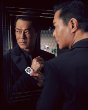 Louis Koo Instagram - 挑戰不可能，從來都是我的工作熱誠。

戴上Jacob & Co. 特別訂製全球唯一Bugatti Chiron Tourbillon款式，一同慶祝品牌首間香港專門店盛大開幕，讓想像不再受限，以創新定義不可能 

@jacobandco @cortinawatch
#jacobandco #cortinawatch #InspiredByTheImpossible