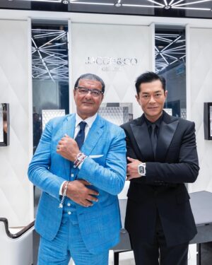 Louis Koo Instagram - 挑戰不可能，從來都是我的工作熱誠。

戴上Jacob & Co. 特別訂製全球唯一Bugatti Chiron Tourbillon款式，一同慶祝品牌首間香港專門店盛大開幕，讓想像不再受限，以創新定義不可能 

@jacobandco @cortinawatch
#jacobandco #cortinawatch #InspiredByTheImpossible