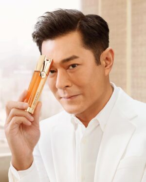 Louis Koo Instagram - 個天可以灰，個地可以灰，但塊面就真係唔可以灰喇 🌚 一定要搽落去 🧏🏻‍♂️
我最愛嗰支 @Guerlain 🐝 #再生修護雙效精華 升級咗，好似啲盔甲咁勁，係肌膚嘅最強後盾！
你塊面個結局係點，都係你自己決定㗎！

搽完記得繼續入戲院支持 #明日戰記 你就明我上面講嘅嘢 😌

想同我一齊為肌膚 #並肩作戰 🦾
於官網用優惠碼 [KOO] 購買全新殿級蜂皇升級版再生修護雙效精華，我就送你價值HK$1,000的限定美肌套裝 👉🏻 https://bit.ly/3Qb9BkQ

@Guerlain #Guerlain #GuerlainHK #AbeilleRoyale #DoubleRSerum #GuerlainSkincare #MrBee #LouisKoo