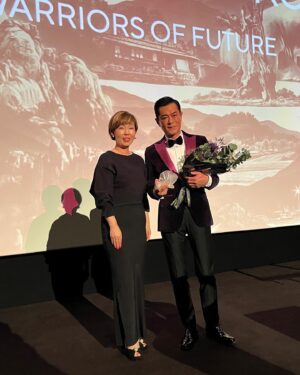 Louis Koo Instagram - #明日戰記 獲選為今屆倫敦東亞電影節閉幕禮電影，我更親身飛往倫敦出席電影節。好榮幸獲大會頒發「亞洲影壇傑出成就獎」令我更有信心去創作不同題材的好電影。

《明日戰記》是我做科幻片的第一步，希望未來有更多時間帶俾大家更多好的電影。」

當晚映後另一個驚喜就係重遇《五個小孩的校長》中飾演「珠女」的王詩雅，當年只有四歲的她如今已經亭亭玉立。現時正在英國讀書的她，當日跟媽媽一同出席《明日戰記》特別場，她說「難得跟『東東哥哥』相聚感到非常開心。」

#明日戰記 #WarriorsOfFuture | 領銜主演 #古天樂 #LouisKoo #劉青雲 #SeanLau #劉嘉玲 #CarinaLau 主演 #姜皓文 #PhilipKeung #謝君豪 #TseKwanHo 友情客串 #張家輝 #NickCheung | 總監製 古天樂 | 導演 #吳炫輝 | 監製 #鄧維弼 | 電影主題曲 #明日之明日 | #天下一電影 #OneCoolFilm | #並肩作戰 #香港電影史上華語片票房第一位 #倫敦東亞電影節 #leafilmfest

@warriorsoffuturemovie 
@onecoolpictures 
@leaff_official 
@cathay
