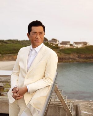 Louis Koo Instagram - 好開心嚟到法國出席 Guerlain 晚宴 🙂
喺西法海邊一邊享受美酒佳餚，一邊同品牌代表及全球不同關注可持續發展嘅人士交流，令我更期待之後嘅旅程。你哋想唔想知我喺法國仲做咗啲咩呢？

@Guerlain #Guerlain #GuerlainHK #GuerlainSkincare #AbeilleRoyale #GuerlainforBees #LouisKooInParis #aboutlastnight