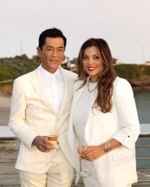Louis Koo Instagram - 好開心嚟到法國出席 Guerlain 晚宴 🙂
喺西法海邊一邊享受美酒佳餚，一邊同品牌代表及全球不同關注可持續發展嘅人士交流，令我更期待之後嘅旅程。你哋想唔想知我喺法國仲做咗啲咩呢？

@Guerlain #Guerlain #GuerlainHK #GuerlainSkincare #AbeilleRoyale #GuerlainforBees #LouisKooInParis #aboutlastnight