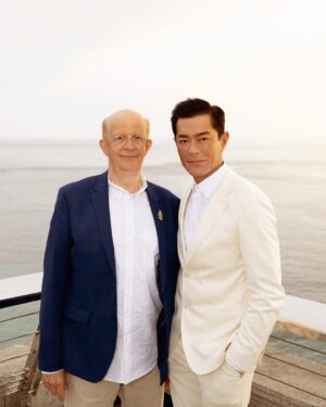 Louis Koo Instagram - 好開心嚟到法國出席 Guerlain 晚宴 🙂
喺西法海邊一邊享受美酒佳餚，一邊同品牌代表及全球不同關注可持續發展嘅人士交流，令我更期待之後嘅旅程。你哋想唔想知我喺法國仲做咗啲咩呢？

@Guerlain #Guerlain #GuerlainHK #GuerlainSkincare #AbeilleRoyale #GuerlainforBees #LouisKooInParis #aboutlastnight