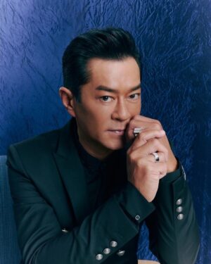 Louis Koo Instagram - 昨天聯同 @chrissienana @angela.yuen @fish331 @l_for_louise 出席 De Beers廣東道旗艦店開幕

店長趁此機會悉心講解 The Alchemist of Light高級珠寶系列 - 讚頌光的自然魔力。而我身上穿戴的是Dusk Reflection 套組以粉紅色和白色為基調，靈感來自於夕陽在地平線上綻放出的柔和光芒。

#DeBeers #DeBeersHK #WhereItBegins #TheAlchemistofLight @debeersofficial