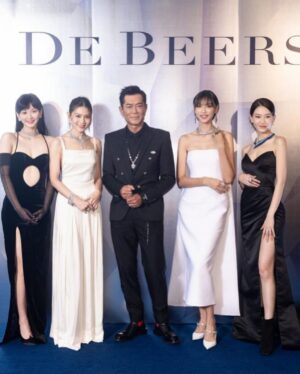 Louis Koo Instagram - 昨天聯同 @chrissienana @angela.yuen @fish331 @l_for_louise 出席 De Beers廣東道旗艦店開幕

店長趁此機會悉心講解 The Alchemist of Light高級珠寶系列 - 讚頌光的自然魔力。而我身上穿戴的是Dusk Reflection 套組以粉紅色和白色為基調，靈感來自於夕陽在地平線上綻放出的柔和光芒。

#DeBeers #DeBeersHK #WhereItBegins #TheAlchemistofLight @debeersofficial