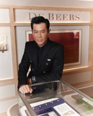 Louis Koo Instagram - 昨天聯同 @chrissienana @angela.yuen @fish331 @l_for_louise 出席 De Beers廣東道旗艦店開幕

店長趁此機會悉心講解 The Alchemist of Light高級珠寶系列 - 讚頌光的自然魔力。而我身上穿戴的是Dusk Reflection 套組以粉紅色和白色為基調，靈感來自於夕陽在地平線上綻放出的柔和光芒。

#DeBeers #DeBeersHK #WhereItBegins #TheAlchemistofLight @debeersofficial