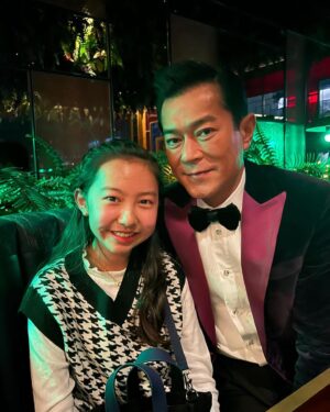 Louis Koo Instagram - #明日戰記 獲選為今屆倫敦東亞電影節閉幕禮電影，我更親身飛往倫敦出席電影節。好榮幸獲大會頒發「亞洲影壇傑出成就獎」令我更有信心去創作不同題材的好電影。

《明日戰記》是我做科幻片的第一步，希望未來有更多時間帶俾大家更多好的電影。」

當晚映後另一個驚喜就係重遇《五個小孩的校長》中飾演「珠女」的王詩雅，當年只有四歲的她如今已經亭亭玉立。現時正在英國讀書的她，當日跟媽媽一同出席《明日戰記》特別場，她說「難得跟『東東哥哥』相聚感到非常開心。」

#明日戰記 #WarriorsOfFuture | 領銜主演 #古天樂 #LouisKoo #劉青雲 #SeanLau #劉嘉玲 #CarinaLau 主演 #姜皓文 #PhilipKeung #謝君豪 #TseKwanHo 友情客串 #張家輝 #NickCheung | 總監製 古天樂 | 導演 #吳炫輝 | 監製 #鄧維弼 | 電影主題曲 #明日之明日 | #天下一電影 #OneCoolFilm | #並肩作戰 #香港電影史上華語片票房第一位 #倫敦東亞電影節 #leafilmfest

@warriorsoffuturemovie 
@onecoolpictures 
@leaff_official 
@cathay