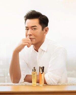 Louis Koo Instagram - 個天可以灰，個地可以灰，但塊面就真係唔可以灰喇 🌚 一定要搽落去 🧏🏻‍♂️
我最愛嗰支 @Guerlain 🐝 #再生修護雙效精華 升級咗，好似啲盔甲咁勁，係肌膚嘅最強後盾！
你塊面個結局係點，都係你自己決定㗎！

搽完記得繼續入戲院支持 #明日戰記 你就明我上面講嘅嘢 😌

想同我一齊為肌膚 #並肩作戰 🦾
於官網用優惠碼 [KOO] 購買全新殿級蜂皇升級版再生修護雙效精華，我就送你價值HK$1,000的限定美肌套裝 👉🏻 https://bit.ly/3Qb9BkQ

@Guerlain #Guerlain #GuerlainHK #AbeilleRoyale #DoubleRSerum #GuerlainSkincare #MrBee #LouisKoo