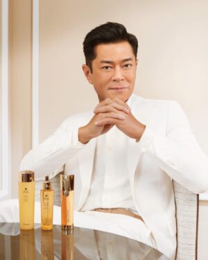 Louis Koo Instagram - 個天可以灰，個地可以灰，但塊面就真係唔可以灰喇 🌚 一定要搽落去 🧏🏻‍♂️
我最愛嗰支 @Guerlain 🐝 #再生修護雙效精華 升級咗，好似啲盔甲咁勁，係肌膚嘅最強後盾！
你塊面個結局係點，都係你自己決定㗎！

搽完記得繼續入戲院支持 #明日戰記 你就明我上面講嘅嘢 😌

想同我一齊為肌膚 #並肩作戰 🦾
於官網用優惠碼 [KOO] 購買全新殿級蜂皇升級版再生修護雙效精華，我就送你價值HK$1,000的限定美肌套裝 👉🏻 https://bit.ly/3Qb9BkQ

@Guerlain #Guerlain #GuerlainHK #AbeilleRoyale #DoubleRSerum #GuerlainSkincare #MrBee #LouisKoo