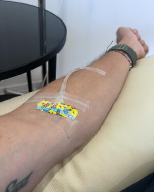Louis Scott Instagram - คอนเสิร์ตก็ต้องซ้อม ละครก็ต้องถ่าย ลูกก็ต้องผลิต 😅 ขอแอบมา drip vitamin ก่อนนะครับ @pawarisayimyam @pwsclinicbangkok  #raptor #โทษฐานที่รักเธอ