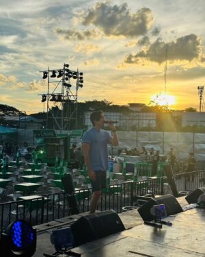 Louis Scott Instagram - 🎤🐒🌅⏳🍾🎁🎊🥳🎉