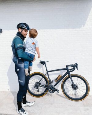 Louis Talpe Instagram - Trying to understand how fast time flies and that my oldest son is now heavier than my bike . Big little Lion man ♥️ #deronde