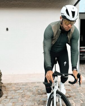 Louis Talpe Instagram - 2 more sleeps before the craziest day of flanders cycling mayhem hits our region! Rvv

WIN : a @specialized_nlbe PROPERO4 cycling helmet.. 

how: Predict the correct top 3 of this sunday’s Ronde van Vlaanderen pro men edition OR pro women edition  the  finish time of the winner, hours.mins.sec. in the comment section below. (Choose one race only) 
In case of a Tie, the earliest comment has the advantage.
In order to claim victory it is necessary that you follow @specialized_nlbe ..
Entries finish sunday morning 10AM.
(1 comment per person 😆) 
Good luck to all 🚴‍♂️
