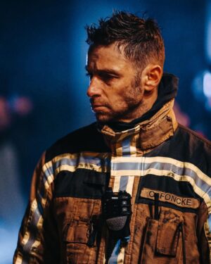 Louis Talpe Instagram - When it’s 4am and you’re trying to remember your lines but you’re also a dad and haven’t slept in 1,5 years..
Heading into another night of under fire.
Season2 
📸 @seppeelewaut #ietsvooréén