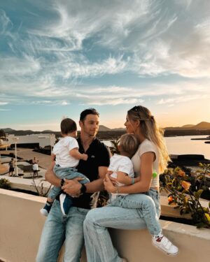 Louis Talpe Instagram - May you all have a healthy and peaceful 2024 💛💙
Much love from the four of us