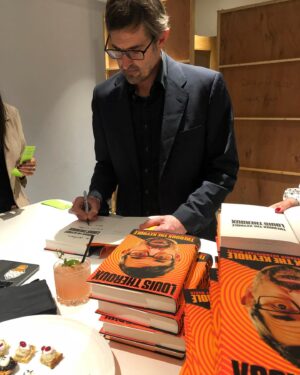 Louis Theroux Instagram - This is what I look like when I’m signing my new book #TherouxTheKeyhole