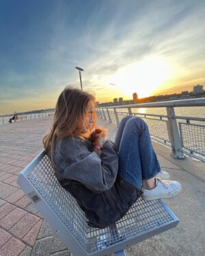 Louisa Erlich Instagram - Josianne and me 🐶🥹 
Photo by: Grace.