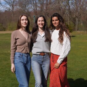 Louisa Erlich Instagram - Sometimes you just need to skip around in the grass at your grandma’s house with your cousins like you’re five years old again. Needed this. Very grateful for my beautiful family. Thank you @renapalumbo for the pictures 💕