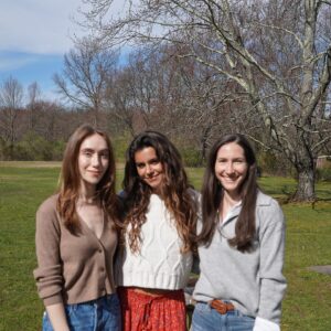 Louisa Erlich Instagram - Sometimes you just need to skip around in the grass at your grandma’s house with your cousins like you’re five years old again. Needed this. Very grateful for my beautiful family. Thank you @renapalumbo for the pictures 💕