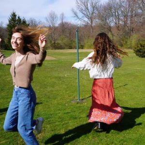 Louisa Erlich Instagram - Sometimes you just need to skip around in the grass at your grandma’s house with your cousins like you’re five years old again. Needed this. Very grateful for my beautiful family. Thank you @renapalumbo for the pictures 💕