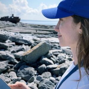 Louisa Erlich Instagram - Of course I have to make a separate post solely highlighting the Aran Islands and The Cliffs of Moher. This was by far my favorite part of the trip. We visited the smallest island, Inis Oírr, with a population of about 350 people. Led by our amazing tour guide Trevor and his beloved horse Abby.

We finished the day going back to Galway via a scenic drive of Ireland’s emerald green country side, and then went back at our hotel to listen to gorgeous live classical music 🎵