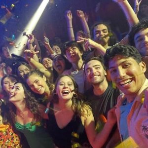 Louise Malek Instagram - A skam, à jo, à nous, a vous 
💛🍯🌻☀️🥇

📸 @tianesm