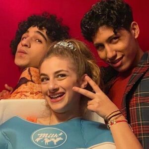 Louise Malek Instagram - A skam, à jo, à nous, a vous 
💛🍯🌻☀️🥇

📸 @tianesm