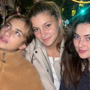 Louise Malek Instagram - A skam, à jo, à nous, a vous 
💛🍯🌻☀️🥇

📸 @tianesm