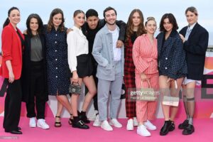 Louise Malek Instagram - Il faisait pas beau, donc on s’est dit que ce serait nous les soleils😎

Merci @konbini 🥲❤️
Merci @canneseries @palaisdesfestivals 

👘 @agnesb_officiel ❤️
