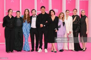 Louise Malek Instagram - Il faisait pas beau, donc on s’est dit que ce serait nous les soleils😎

Merci @konbini 🥲❤️
Merci @canneseries @palaisdesfestivals 

👘 @agnesb_officiel ❤️