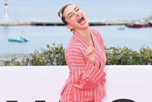 Louise Malek Instagram - Il faisait pas beau, donc on s’est dit que ce serait nous les soleils😎

Merci @konbini 🥲❤️
Merci @canneseries @palaisdesfestivals 

👘 @agnesb_officiel ❤️